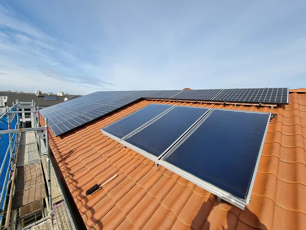 So kann Solarthermie auf einem Dach aussehen - Corona Solar