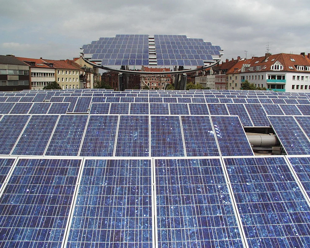 Große Photovoltaik Anlage auf Dach - Corona Solar