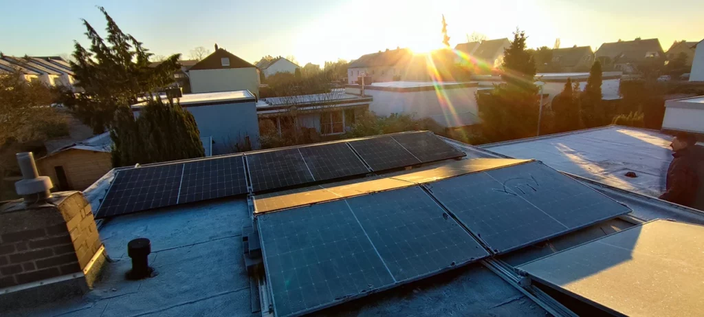 Sonnenuntergang auf Dächern mit Photovoltaik - Corona Solar