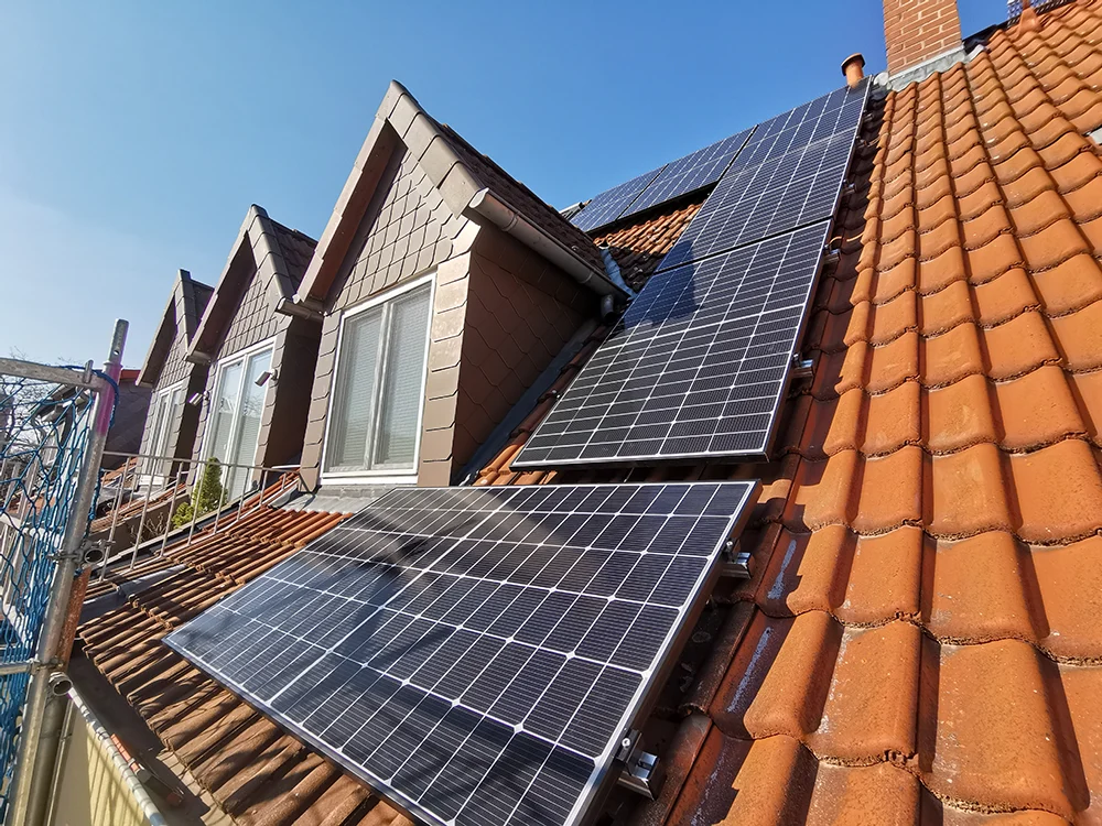 Photovoltaik an Dachziegel - Corona Solar