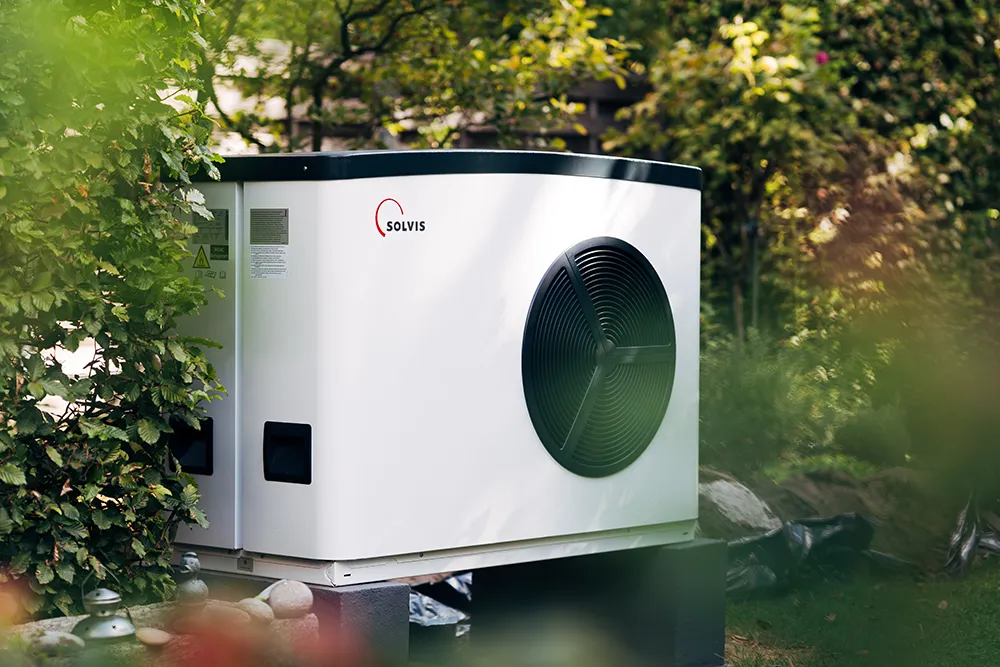 Wärmepumpe im Garten