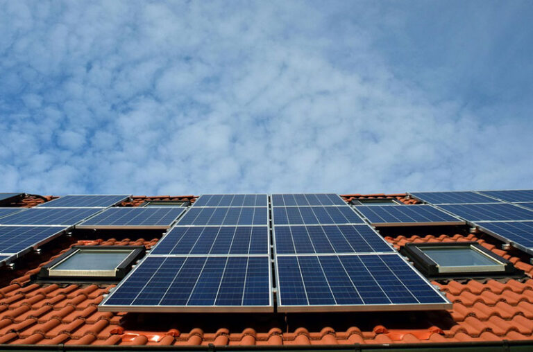 neue Solaranlage auf dem Dach eines Einfamilienhauses